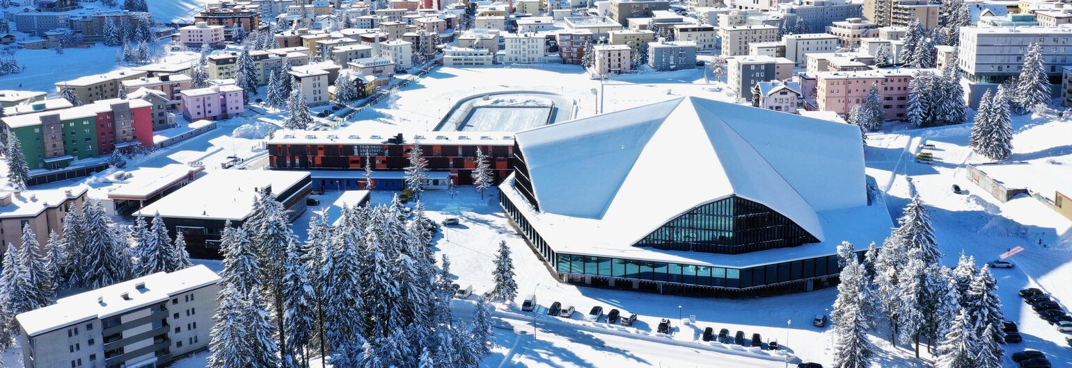 Davos Ice Stadium from above in the mountains (switzerland) | © snow-world.ch